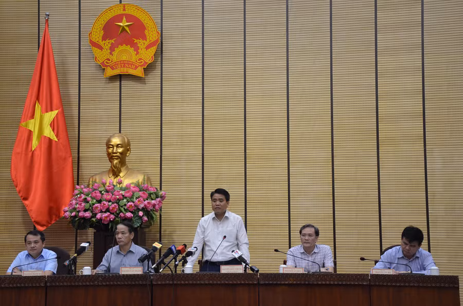 Chủ tịch UBND TP Hà Nội Nguyễn Đức Chung thông tin với báo chí