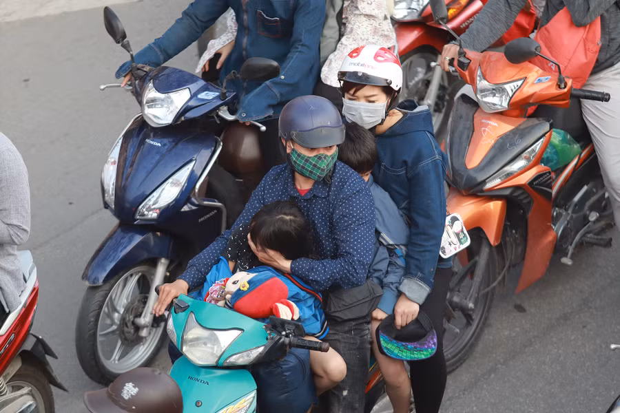 Người dân đang phải hứng chịu ô nhiễm không khí đô thị nghiêm trọng. Ảnh Thế Đại