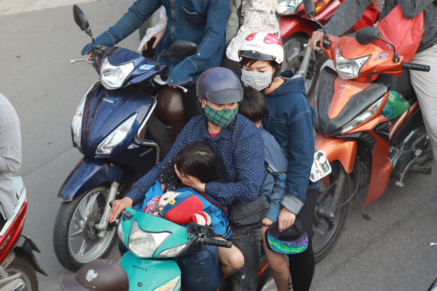 Người dân đang phải hứng chịu ô nhiễm không khí đô thị nghiêm trọng. Ảnh Thế Đại Người dân đang phải hứng chịu ô nhiễm không khí đô thị nghiêm trọng. Ảnh Thế Đại