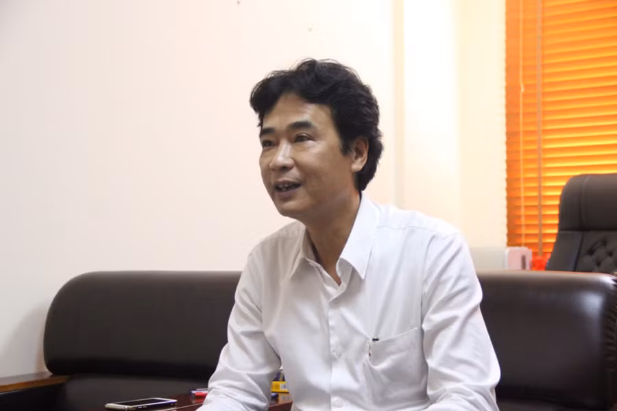 “Các địa phương đã thực hiện việc sắp xếp, dồn dịch điểm trường rất tốt. Qua một năm cho thấy, số trường trong cả nước trung bình giảm xuống khoảng 3%, nhưng số phòng học vẫn tăng để đáp ứng nhu cầu học tập của HS. Tỷ lệ cán bộ nhân viên làm công tác quản lý, phục vụ cũng giảm khoảng 3%”. Ông Phạm Hùng Anh “Các địa phương đã thực hiện việc sắp xếp, dồn dịch điểm trường rất tốt. Qua một năm cho thấy, số trường trong cả nước trung bình giảm xuống khoảng 3%, nhưng số phòng học vẫn tăng để đáp ứng nhu cầu học tập của HS. Tỷ lệ cán bộ nhân viên làm công tác quản lý, phục vụ cũng giảm khoảng 3%”. Ông Phạm Hùng Anh