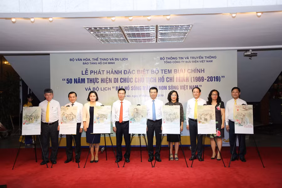 Các đại biểu tham gia lễ phát hành bộ tem