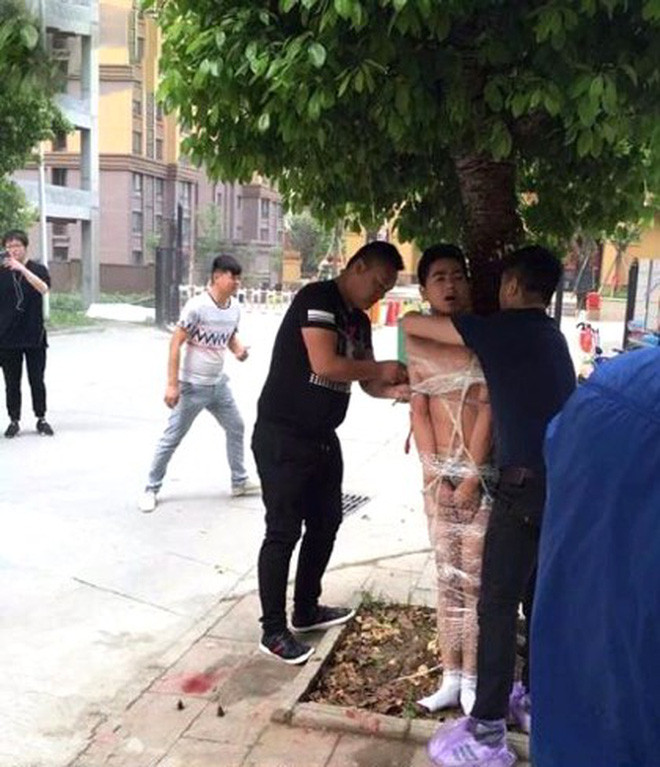 Trung Quốc: Hãi hùng tập tục chú rể bị lột quần áo đánh và sát muối lên vết thương ảnh 1 Trung Quốc: Hãi hùng tập tục chú rể bị lột quần áo đánh và sát muối lên vết thương ảnh 1