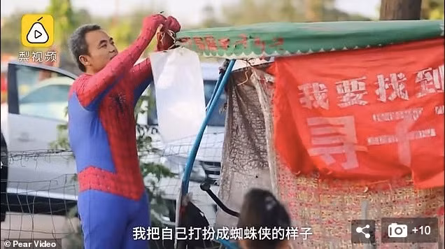 Cha mặc áo người nhện tìm con bị bắt cóc suốt chục năm