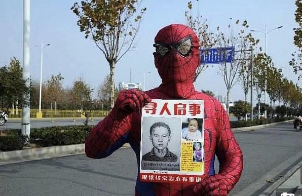 Cha mặc áo người nhện tìm con bị bắt cóc suốt chục năm