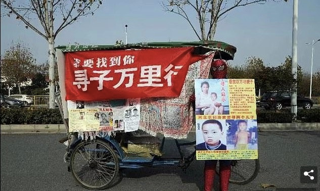 Cha mặc áo người nhện tìm con bị bắt cóc suốt chục năm