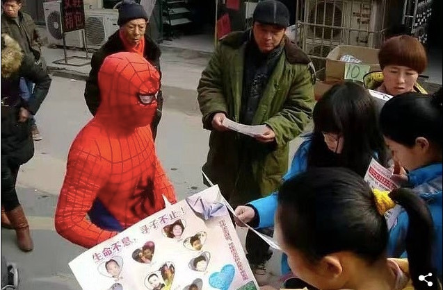 Cha mặc áo người nhện tìm con bị bắt cóc suốt chục năm