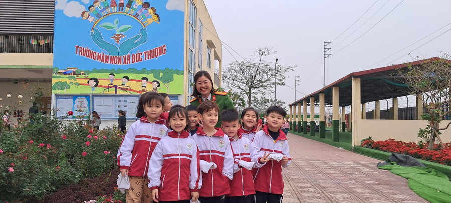Các em học sinh Trường Mầm non Đức Thượng chụp ảnh cùng cán bộ Công an huyện Hoài Đức. Các em học sinh Trường Mầm non Đức Thượng chụp ảnh cùng cán bộ Công an huyện Hoài Đức.