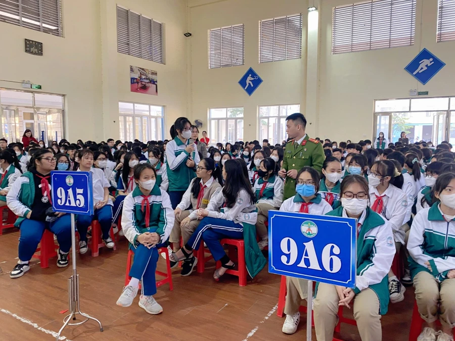 Các em học sinh đặt câu hỏi cho diễn giả tại chương trình trả lời liên quan đến chủ đề phòng chống tác hại thuốc lá. 