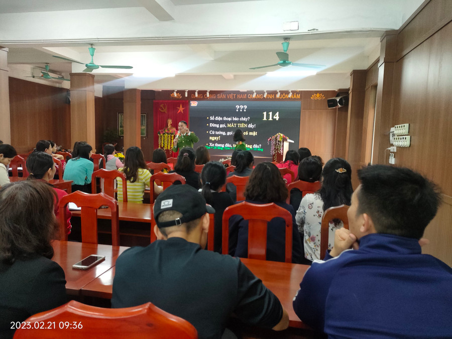 Báo cáo viên cung cấp các kiến thức về phòng cháy chữa cháy cho các học viên. Báo cáo viên cung cấp các kiến thức về phòng cháy chữa cháy cho các học viên.
