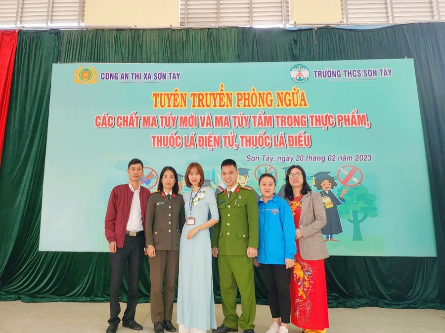 Đại diện Công an TX.Sơn Tây, Đoàn Thanh niên phường Quang Trung và Ban giám hiệu Trường THCS Sơn Tây cùng phối hợp tổ chức chương trình. Đại diện Công an TX.Sơn Tây, Đoàn Thanh niên phường Quang Trung và Ban giám hiệu Trường THCS Sơn Tây cùng phối hợp tổ chức chương trình.