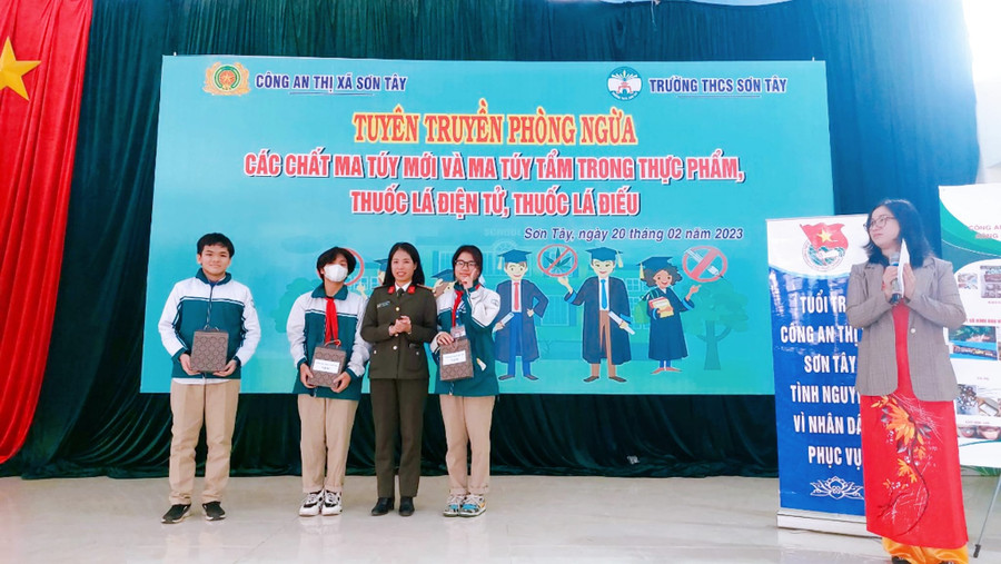 Đại diện Công an TX.Sơn Tây trao quà cho 3 em có hoàn cảnh khó khăn vươn lên trong học tập. Đại diện Công an TX.Sơn Tây trao quà cho 3 em có hoàn cảnh khó khăn vươn lên trong học tập.