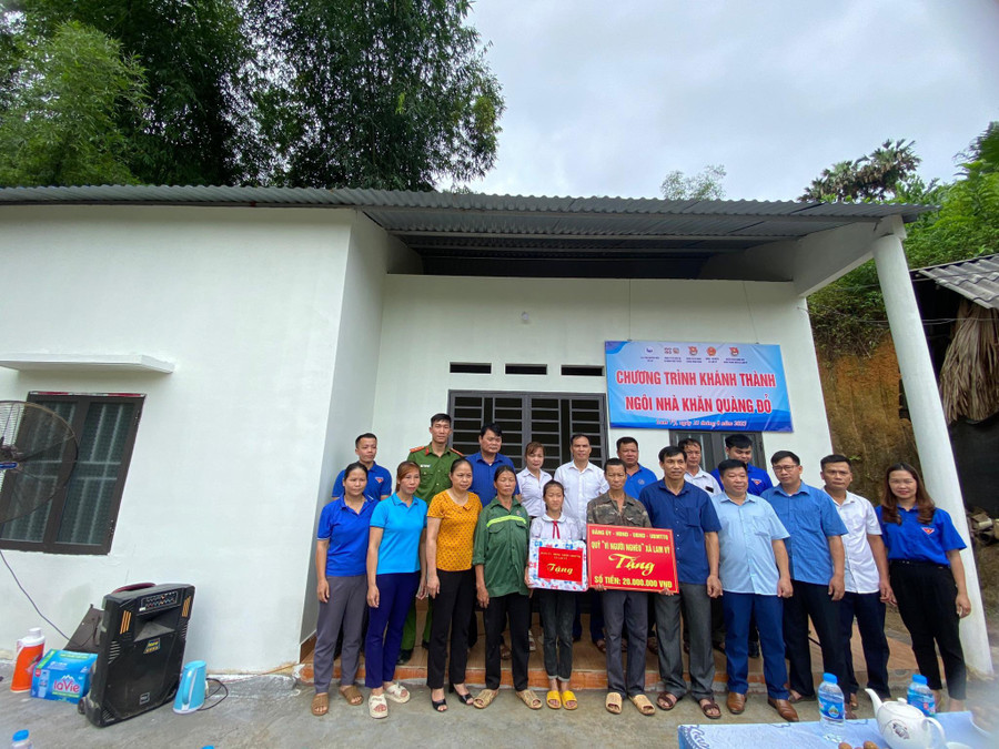 Khánh thành ngôi nhà Khăn quàng đỏ cho gia đình em Ma Thị Phương, người dân tộc Tày, xóm Văn La 2, xã Lam Vỹ, huyện Định Hoá, tỉnh Thái Nguyên. Khánh thành ngôi nhà Khăn quàng đỏ cho gia đình em Ma Thị Phương, người dân tộc Tày, xóm Văn La 2, xã Lam Vỹ, huyện Định Hoá, tỉnh Thái Nguyên.