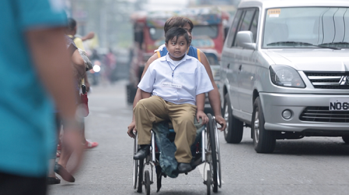 nguoi-cha-philippines-khuyet-tat-dua-con-di-hoc-bang-xe-lan-1