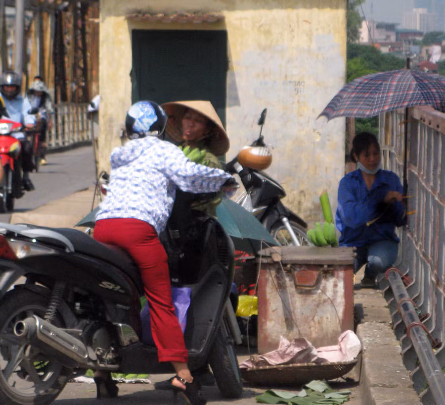 Người mua kẻ bán nhộn nhịp