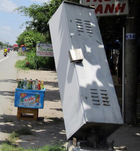 Tủ điện bật gốc ngay ven đường