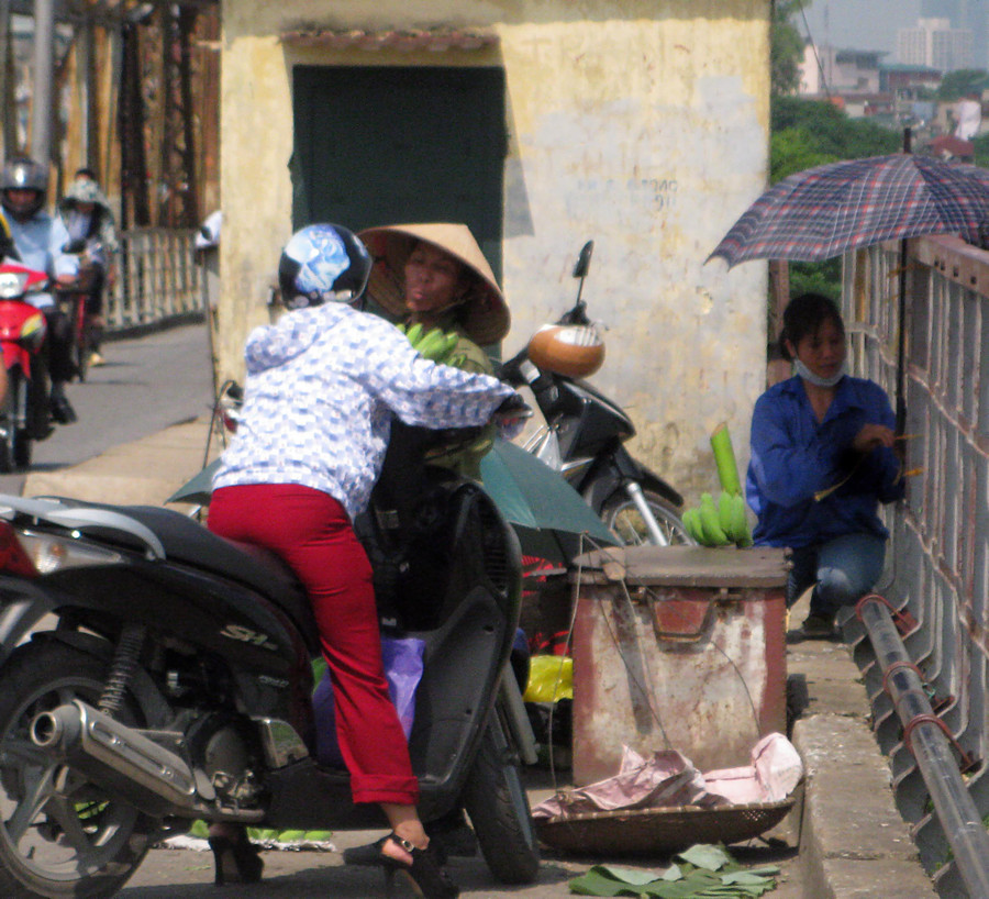 Người mua kẻ bán nhộn nhịp