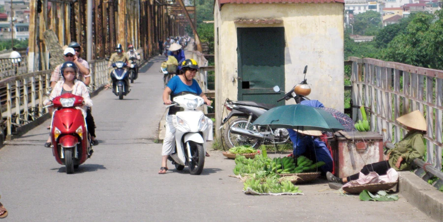 “Chợ nông sản” hàng ngày vẫn hoạt động trên cầu Long Biên