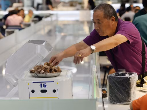 Robot phục vụ cho thực khách tại một nhà hàng của Trung Quốc