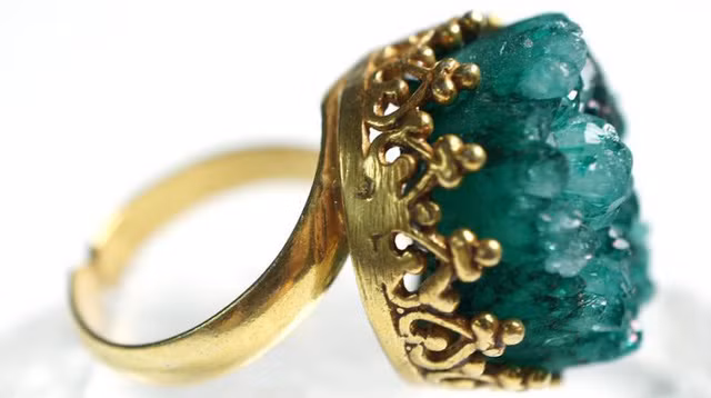 Vớ được chiếc nhẫn cổ trị giá 300 triệu đồng ngoài cánh đồng