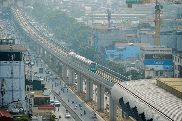  Mới đây, dự án đường sắt đô thị Hà Nội, tuyến Cát Linh - Hà Đông đã được đóng điện lưới quốc gia. Đoàn tàu chạy thử toàn tuyến, kiểm tra công tác vận hành trước khi đưa tàu vào chạy chính thức. 