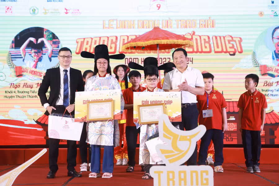 Giải Hoàng Giáp thuộc về các em: Ngô Huy Minh Tuệ - học sinh khối 4 Trường Tiểu học Mão Điền 2 (Bắc Ninh) và Bùi Minh Hòa - học sinh khối 5 Trường Tiểu học Nguyễn Văn Trỗi (TP Nam Định).