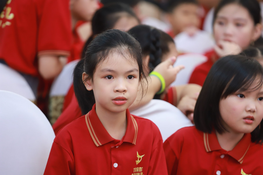 Tới dự lễ vinh danh là 358 thí sinh xuất sắc nhất cùng đông đảo thầy cô giáo, phụ huynh học sinh. Tới dự lễ vinh danh là 358 thí sinh xuất sắc nhất cùng đông đảo thầy cô giáo, phụ huynh học sinh.