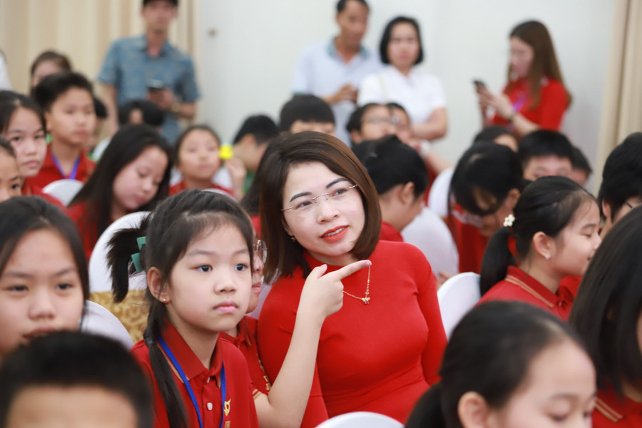 Cô trò cùng chăm chú vào bảng vinh danh trên sân khấu. Cô trò cùng chăm chú vào bảng vinh danh trên sân khấu.