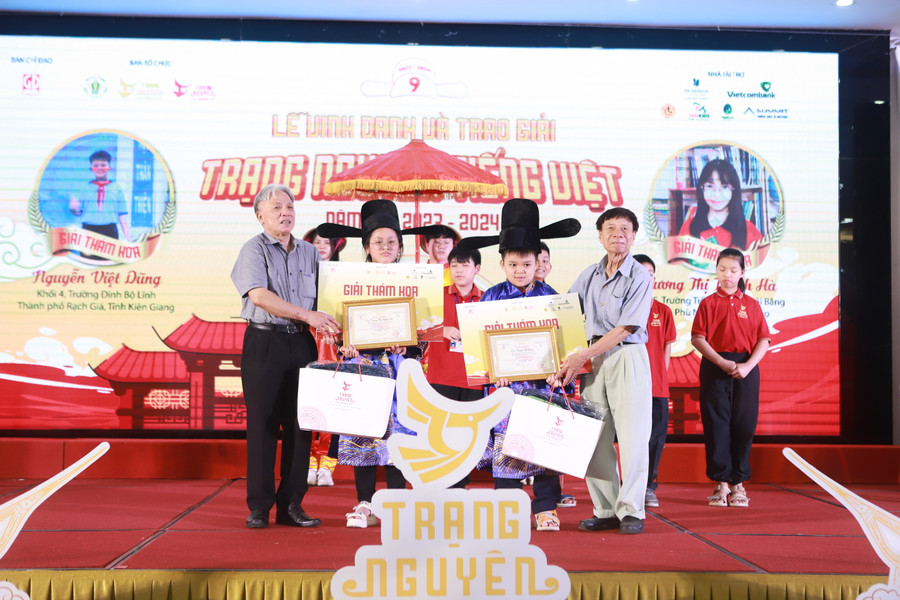 Giải Thám hoa thuộc về các em: Trương Thị Thanh Hà - học sinh khối 5 Trường Tiểu học Giấy Bãi Bằng (Phú Thọ); Nguyễn Việt Dũng - học sinh khối 4 Trường Tiểu học Đinh Bộ Lĩnh (Kiên Giang). Giải Thám hoa thuộc về các em: Trương Thị Thanh Hà - học sinh khối 5 Trường Tiểu học Giấy Bãi Bằng (Phú Thọ); Nguyễn Việt Dũng - học sinh khối 4 Trường Tiểu học Đinh Bộ Lĩnh (Kiên Giang).