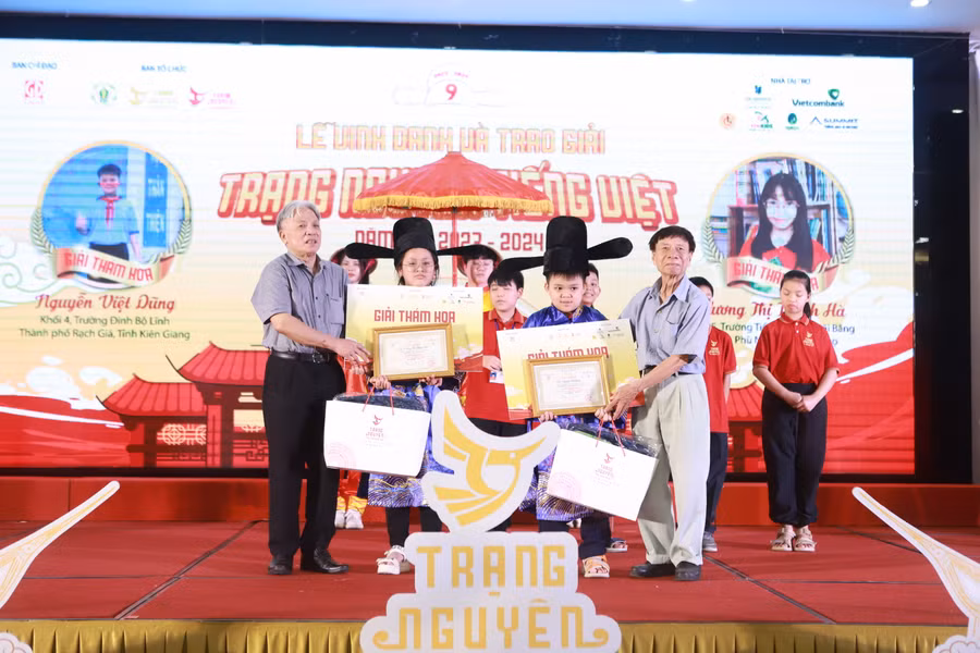 Giải Thám hoa thuộc về các em: Trương Thị Thanh Hà - học sinh khối 5 Trường Tiểu học Giấy Bãi Bằng (Phú Thọ); Nguyễn Việt Dũng - học sinh khối 4 Trường Tiểu học Đinh Bộ Lĩnh (Kiên Giang).