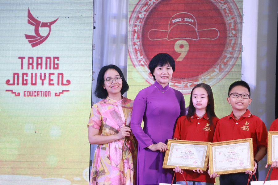 Tới dự lễ vinh danh là 358 thí sinh xuất sắc nhất cùng đông đảo thầy cô giáo, phụ huynh học sinh. Tới dự lễ vinh danh là 358 thí sinh xuất sắc nhất cùng đông đảo thầy cô giáo, phụ huynh học sinh.