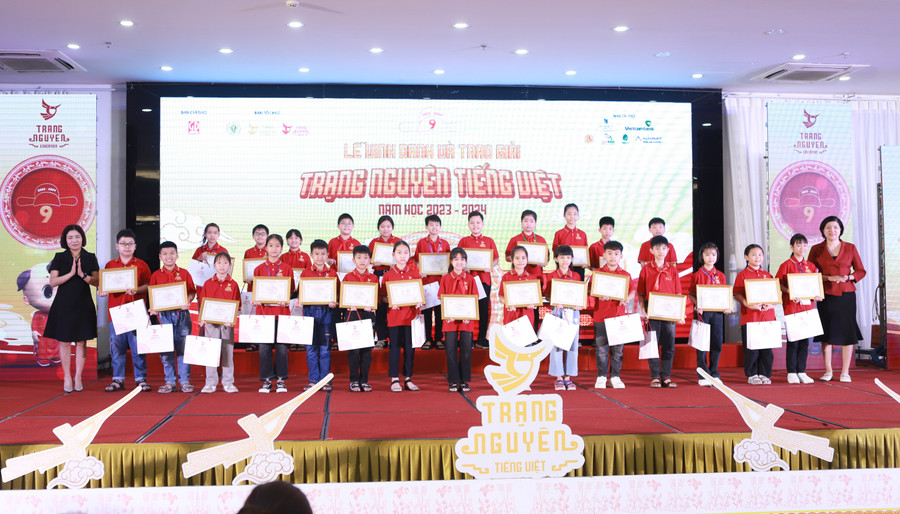 Các thí sinh đạt giải Ba được vinh danh trên sân khấu. Các thí sinh đạt giải Ba được vinh danh trên sân khấu.