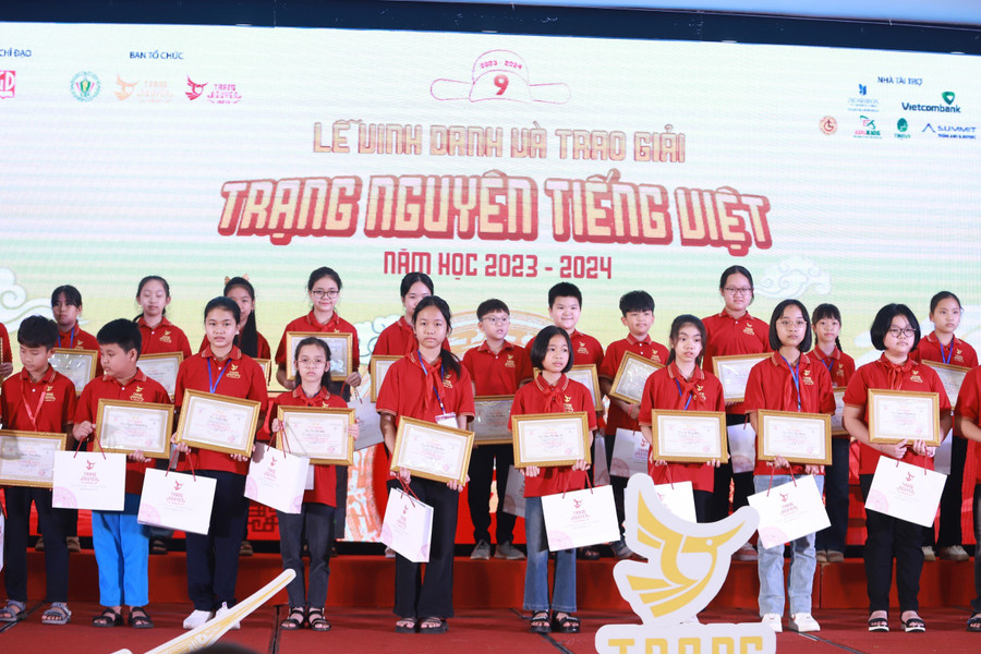 Tới dự lễ vinh danh là 358 thí sinh xuất sắc nhất cùng đông đảo thầy cô giáo, phụ huynh học sinh. Tới dự lễ vinh danh là 358 thí sinh xuất sắc nhất cùng đông đảo thầy cô giáo, phụ huynh học sinh.