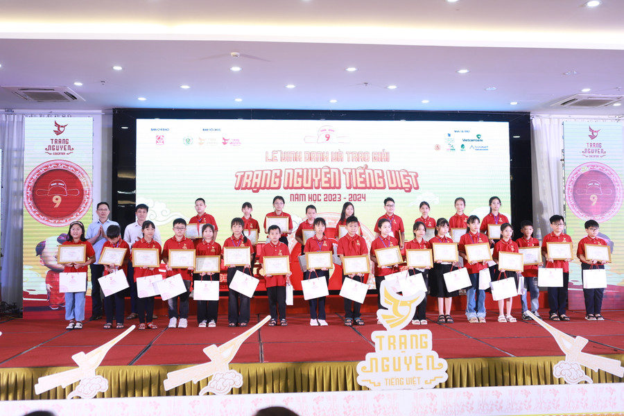 Các thí sinh đạt giải Ba được vinh danh trên sân khấu. Các thí sinh đạt giải Ba được vinh danh trên sân khấu.