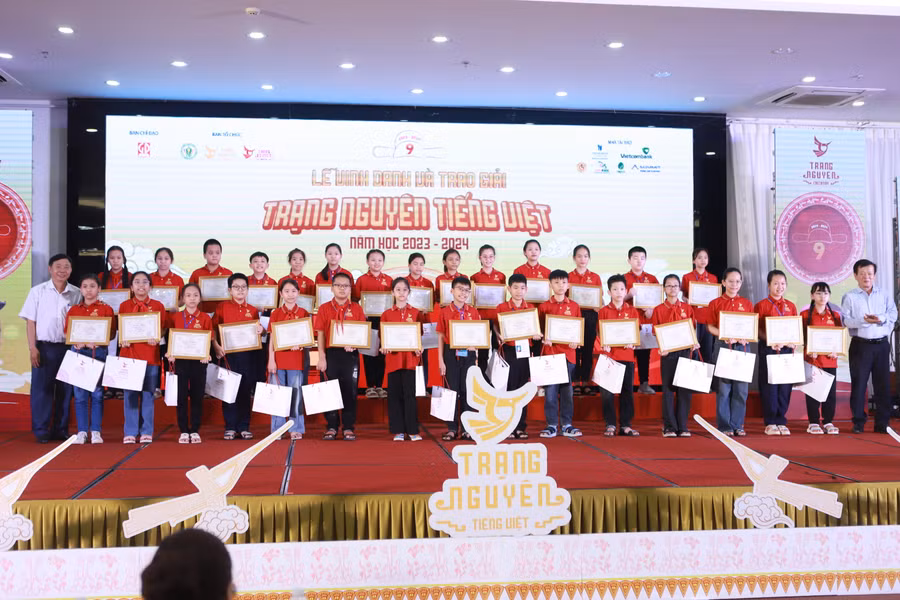 Ban tổ chức vinh danh và trao giải cho các thí sinh đạt giải Nhì.