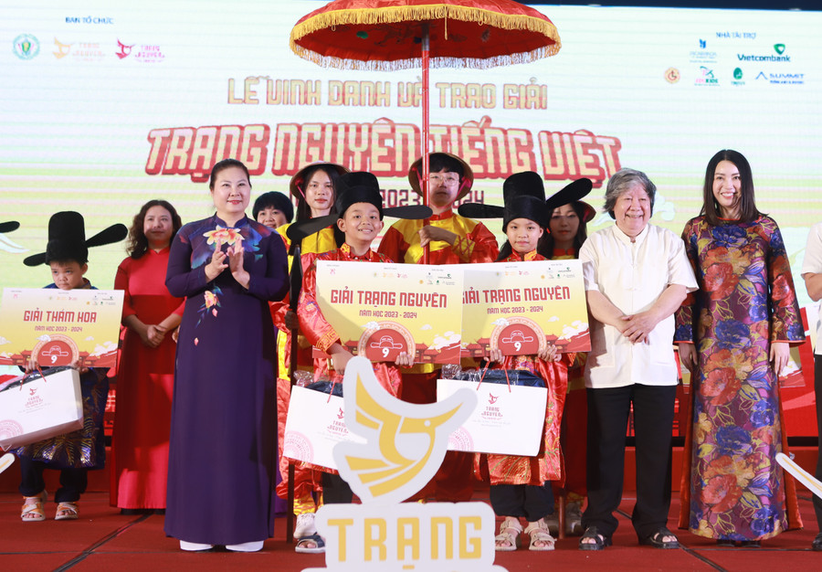 Giải Trạng nguyên cuộc thi năm nay đã thuộc về các em:Trần Như Ý - học sinh khối 4 Trường Tiểu học Hoàng Văn Thụ (TP Lào Cai); Nguyễn Lê Hữu Thịnh - học sinh khối 5 Trường Tiểu học Nguyễn Thị Minh Khai (huyện Lắk, tỉnh Đắk Lắk). Giải Trạng nguyên cuộc thi năm nay đã thuộc về các em:Trần Như Ý - học sinh khối 4 Trường Tiểu học Hoàng Văn Thụ (TP Lào Cai); Nguyễn Lê Hữu Thịnh - học sinh khối 5 Trường Tiểu học Nguyễn Thị Minh Khai (huyện Lắk, tỉnh Đắk Lắk).