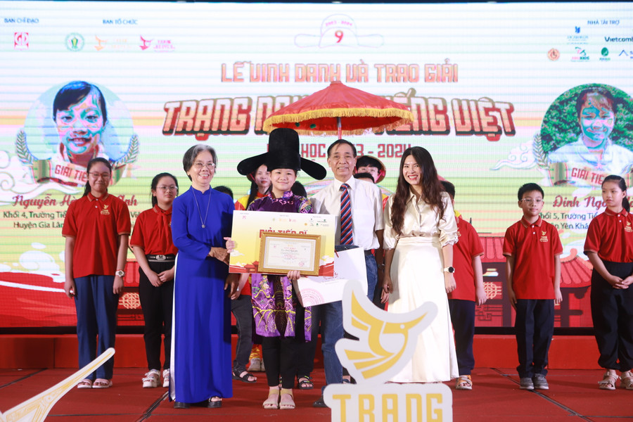 Giải Tiến sĩ thuộc về các em Nguyễn Hà Minh Anh, học sinh lớp 4 Trường Tiểu học Thị trấn Yên Viên (Gia Lâm, Hà Nội); Đinh Ngân Hà - học sinh khối 5 Trường Tiểu học Khánh Cư (Ninh Bình). Vì lý do sức khỏe, em Minh Anh không tới nhận giải trực tiếp nên phần thưởng sẽ gửi về nhà trường. Giải Tiến sĩ thuộc về các em Nguyễn Hà Minh Anh, học sinh lớp 4 Trường Tiểu học Thị trấn Yên Viên (Gia Lâm, Hà Nội); Đinh Ngân Hà - học sinh khối 5 Trường Tiểu học Khánh Cư (Ninh Bình). Vì lý do sức khỏe, em Minh Anh không tới nhận giải trực tiếp nên phần thưởng sẽ gửi về nhà trường.