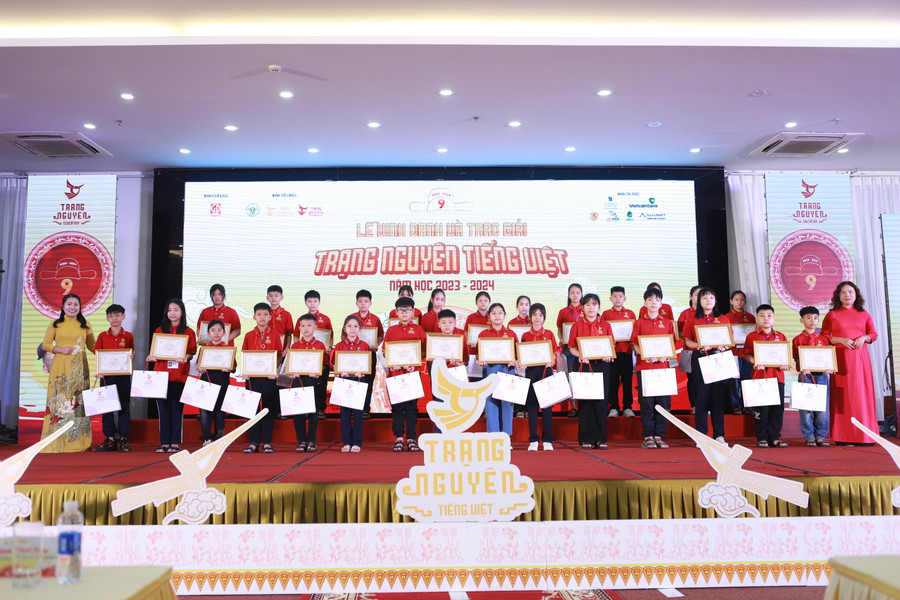 Các thí sinh đạt giải Khuyến khích được vinh danh. Các thí sinh đạt giải Khuyến khích được vinh danh.