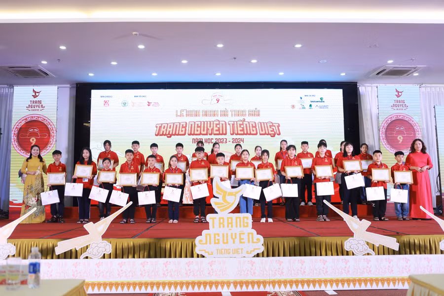 Các thí sinh đạt giải Khuyến khích được vinh danh.