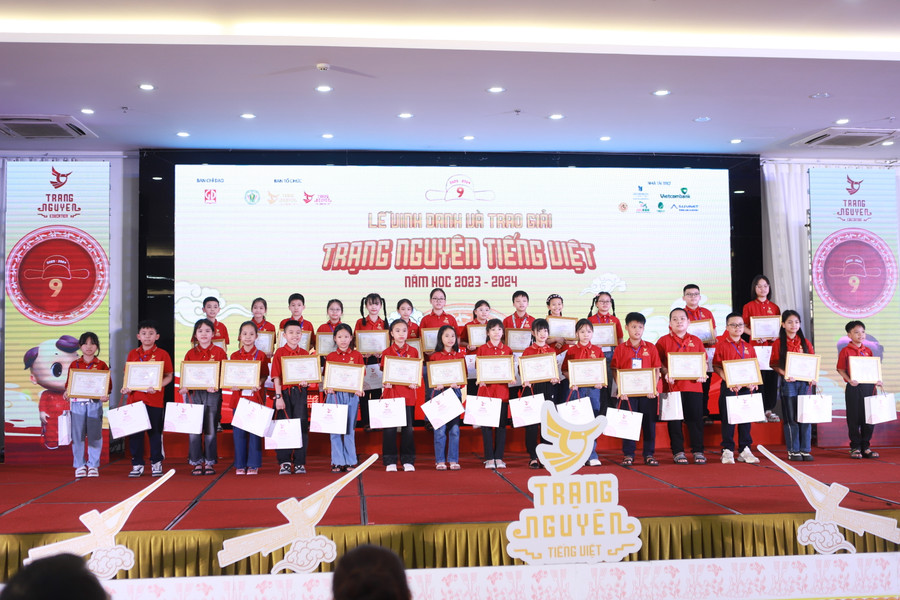 Ban tổ chức vinh danh và trao giải cho các thí sinh đạt giải Nhì. Ban tổ chức vinh danh và trao giải cho các thí sinh đạt giải Nhì.