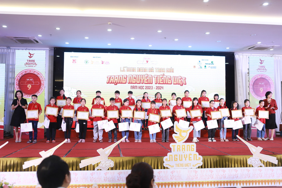 Các thí sinh đạt giải Ba được vinh danh trên sân khấu. Các thí sinh đạt giải Ba được vinh danh trên sân khấu.