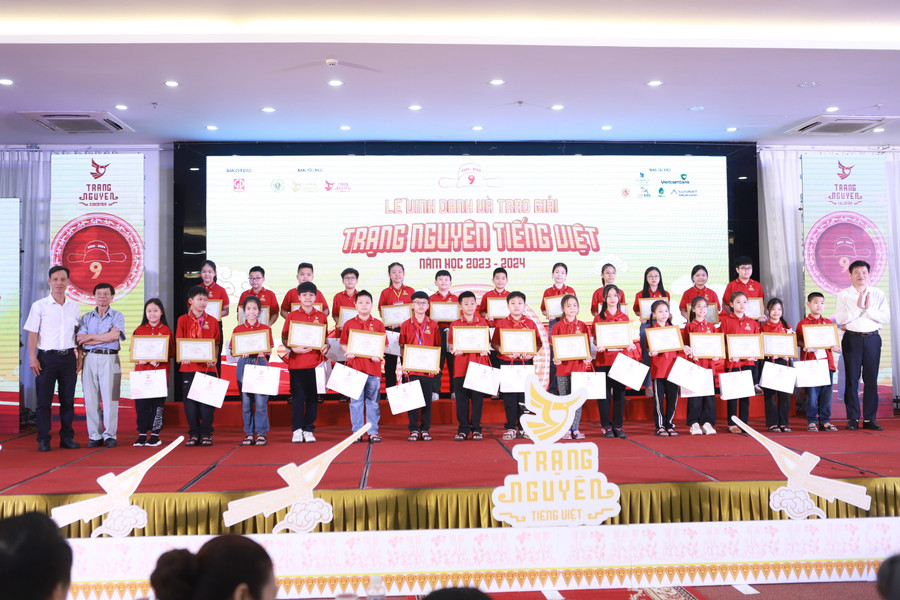 Các thí sinh đạt giải Khuyến khích được vinh danh. Các thí sinh đạt giải Khuyến khích được vinh danh.