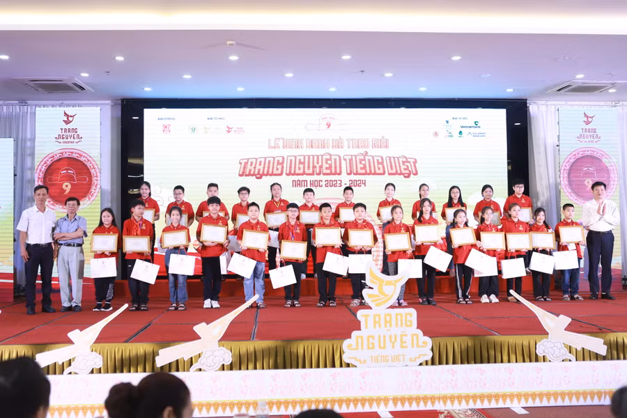 Các thí sinh đạt giải Khuyến khích được vinh danh.