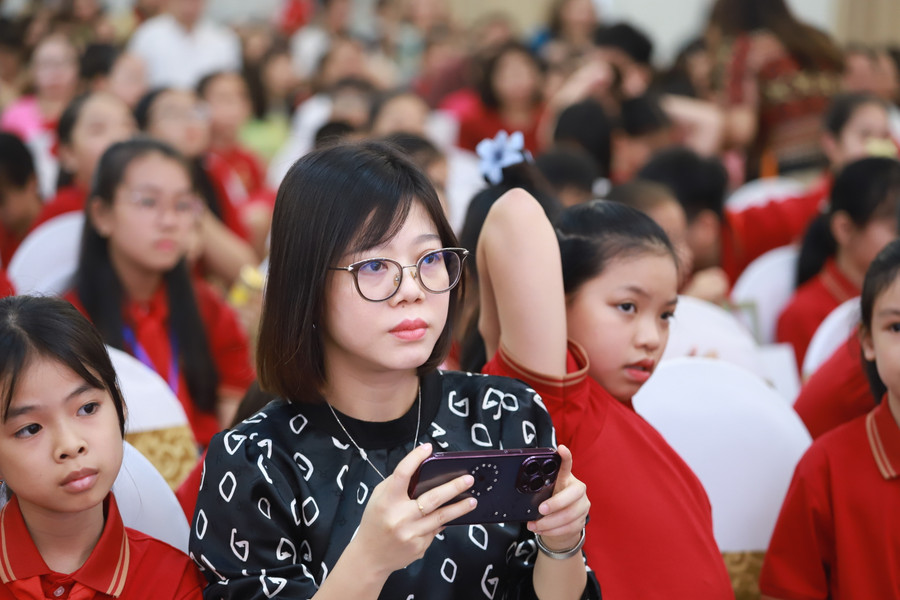 Tới dự lễ vinh danh là 358 thí sinh xuất sắc nhất cùng đông đảo thầy cô giáo, phụ huynh học sinh. Tới dự lễ vinh danh là 358 thí sinh xuất sắc nhất cùng đông đảo thầy cô giáo, phụ huynh học sinh.