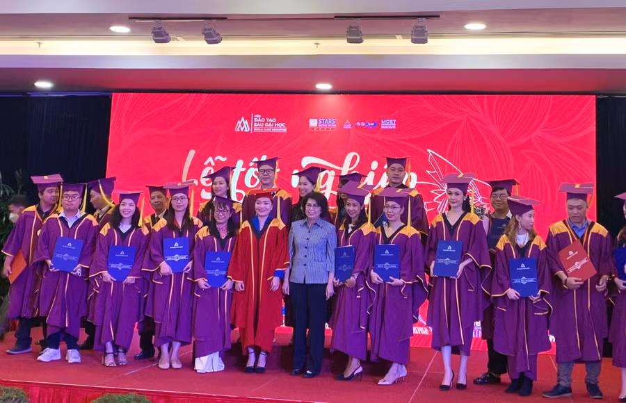 Các tân thạc sĩ chụp hình kỷ niệm cùng Hiệu trưởng Trường ĐH Hoa Sen và bà Tô Thị Bích Châu- Ủy viên Ban thường vụ Thành ủy, Chủ tịch Mặt trận Tổ quốc Việt Nam TPHCM