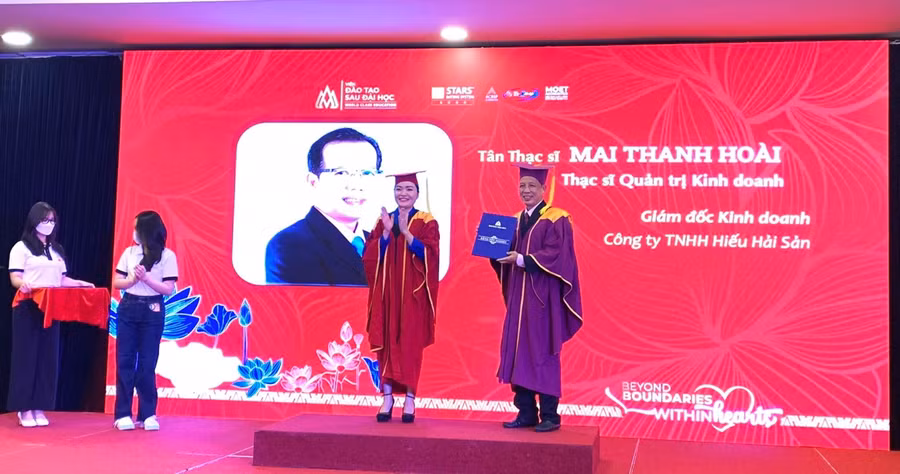 PGS.TS Võ Thị Ngọc Thúy- Hiệu trưởng nhà trường trao bằng tốt nghiệp cho tân thạc sĩ.