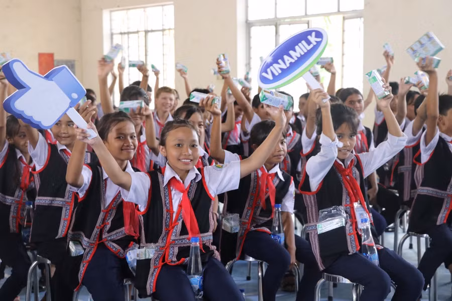 Cùng Vinamilk chia sẻ hạnh phúc và mang triệu ly sữa đến trẻ em khó khăn