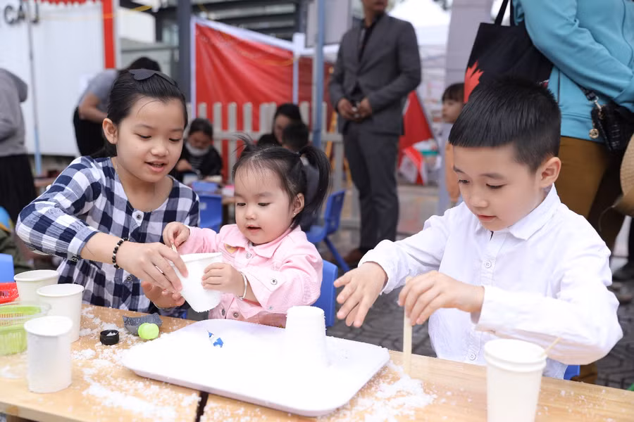 Trò chơi làm tuyết tại gian hàng Canada