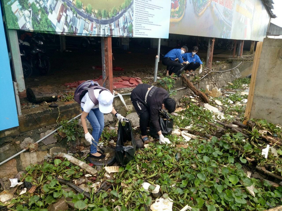 Tình nguyện viên với rác hai bên bờ sông. Tình nguyện viên với rác hai bên bờ sông.
