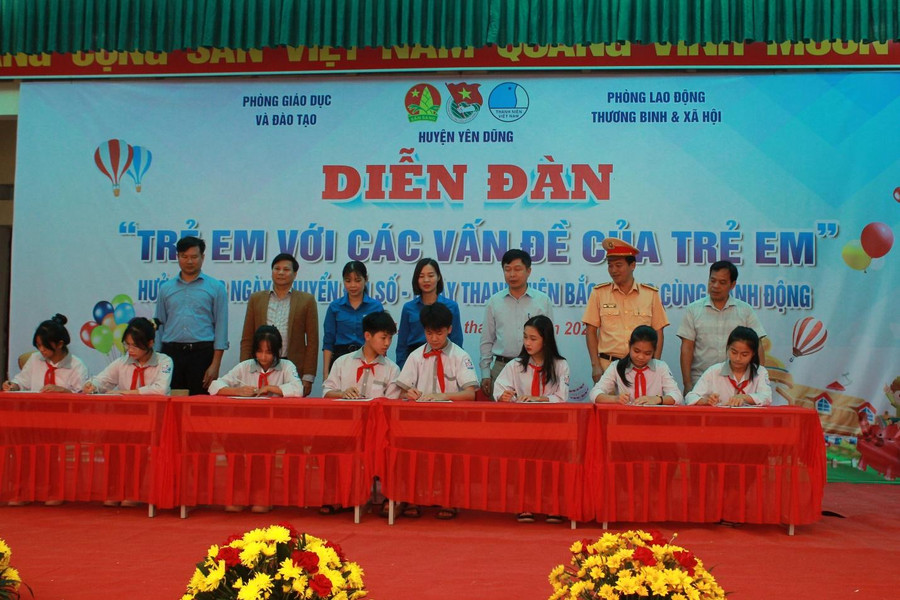 Học sinh ký cam kết thực hiện ATGT. Học sinh ký cam kết thực hiện ATGT.