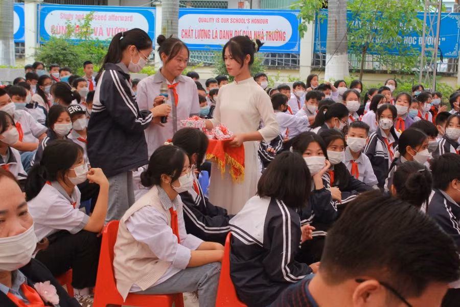 Học sinh giao lưu, chia sẻ sau mỗi tiểu phẩm.